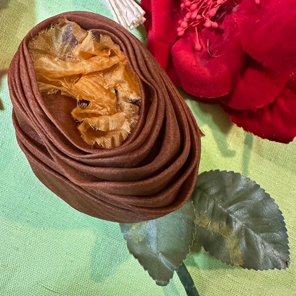 LOT of 9 Vintage Silk Millinery Flower Pins - in Christian Dior Box - Picture 9 of 15